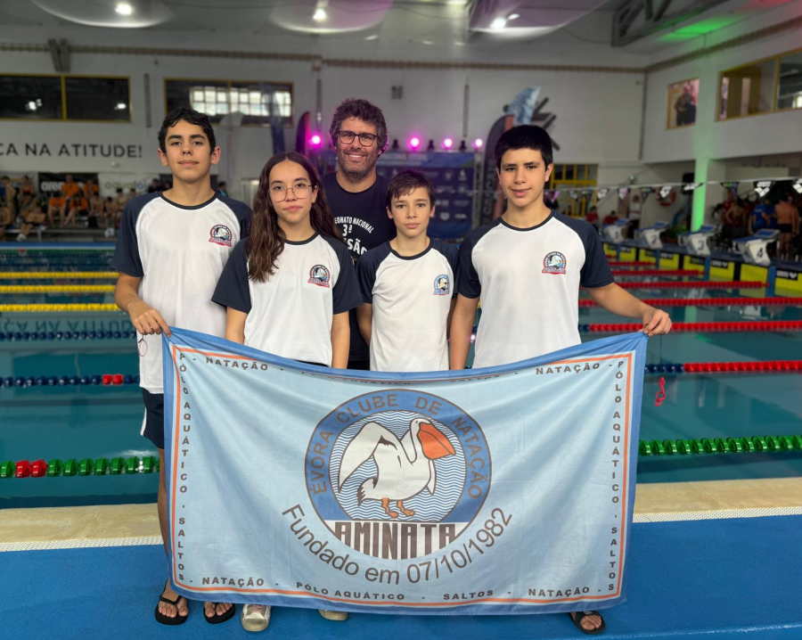 O Aminata Évora clube de natação participou no meeting internacional do Estoril